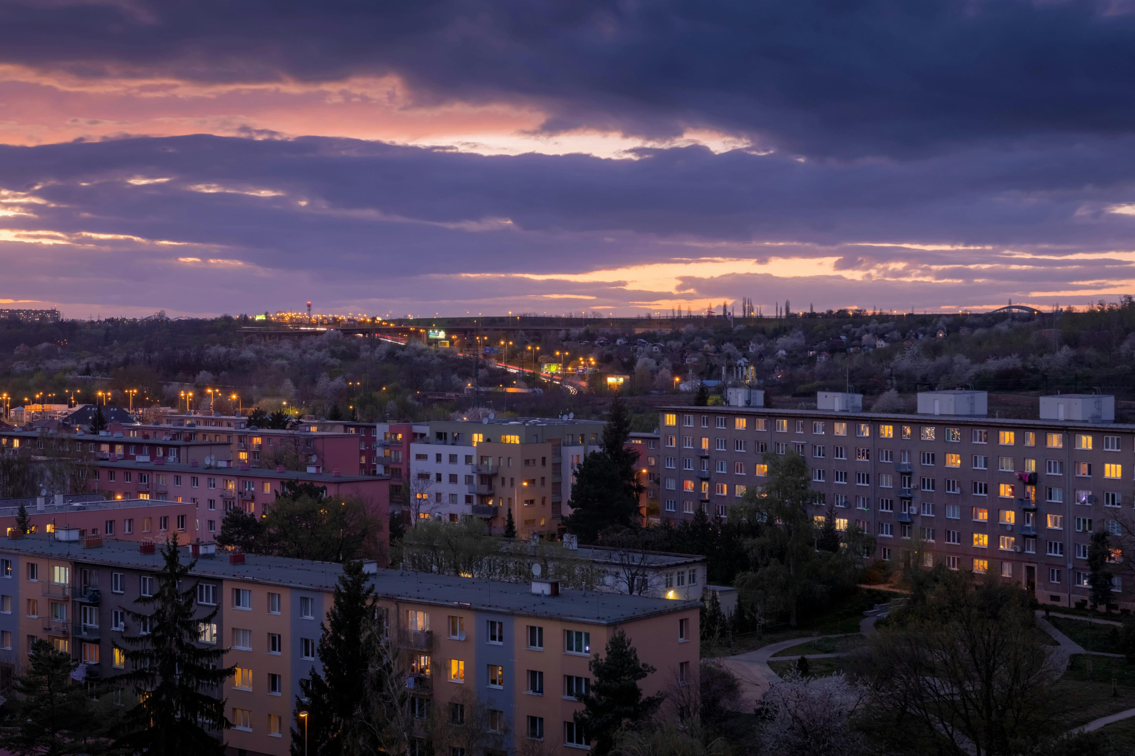 Flerbostadshus i kvällsljus — bostadsrättsföreningar är en återkommande kundgrupp för Örnens Måleri