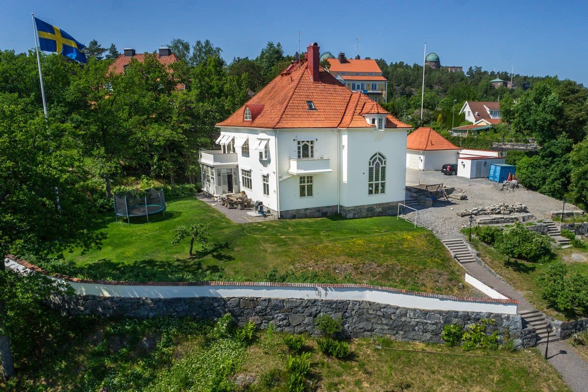 Vit villa med rött tegeltak — utvändig målning av Örnens Måleri